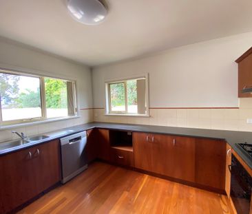 Low-Maintenance Townhouse in a Prime Essendon West Location - Photo 1