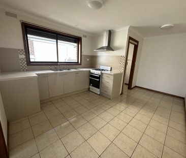 2 bedroom unit in the heart of Altona. - Photo 3