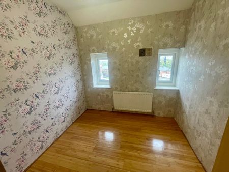 Welcome to this charming terraced house. Boasting three bedrooms, a spacious living room, dining area, fitted kitchen, and a family bathroom, this property offers front and rear gardens. With gas central heating and double glazing, laminate flooring, and a convenient location - Photo 3