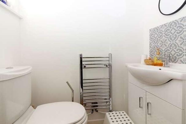 Towcester - Spacious Bed,. Bath Home In Courtyard Style Development, NN12 - Photo 1