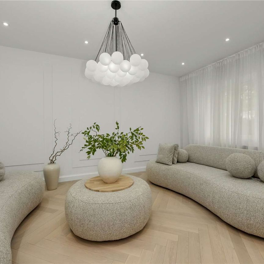 A stylish and contemporary three-bedroom home in the heart of Esher. - Photo 1