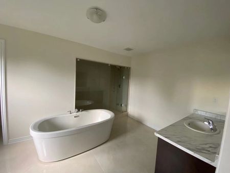 For Lease - 28 Forest Edge Crescent, East Gwillimbury, Ontario - Photo 2