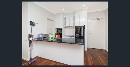 Lifestyle Location in the heart of the village. - Photo 3