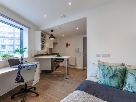 1 bedroom in a flat share to rent - Photo 2