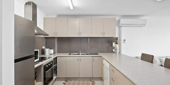 Renovated fully furnished 2 bedroom apartment, - Photo 3