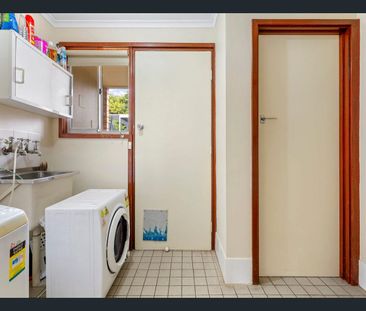 Charming 3-Bedroom Home! - Photo 6