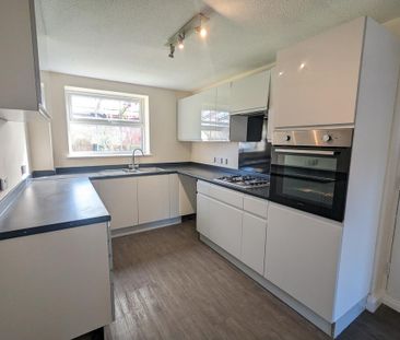 4 bedroom detached house to rent - Photo 3