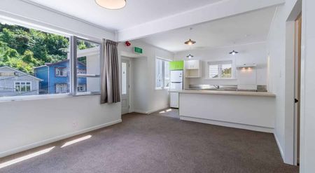 Large five bedroom villa - available 20th Jan - Photo 2