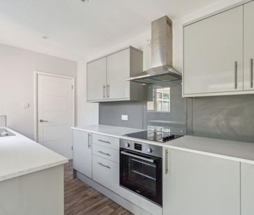 4 bedroom semi-detached house to rent - Photo 4