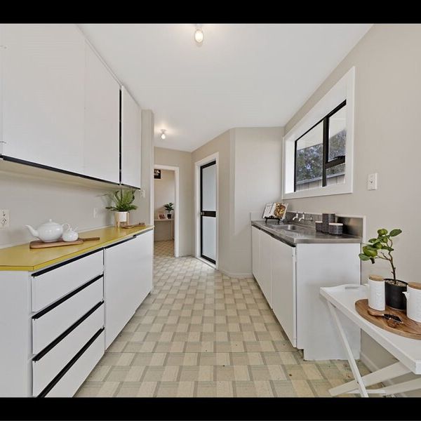 Spacious and Sunny Home - Photo 1