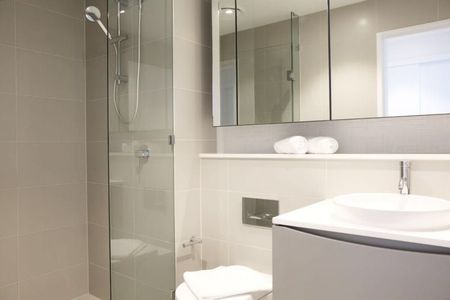 FURNISHED STUNNING TOP FLOOR 2 BEDROOMS APARTMENT IN DARLING SQUARE - Photo 5