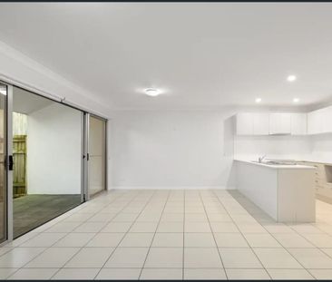Spacious 4-Bedroom Townhouse in Convenient Carseldine Location - Photo 1