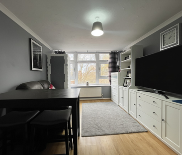 1 bed flat to rent in Tudor House, South Lynn Crescent, Bracknell, ... - Photo 1