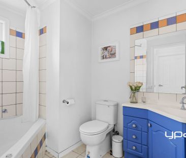 Great Court Location home that ticks all the Boxes. - Photo 2