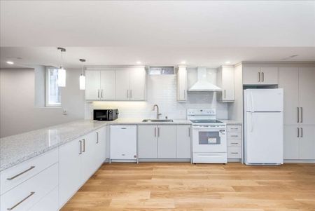 For Lease - 778 Firth Court, Newmarket, Ontario - Photo 2