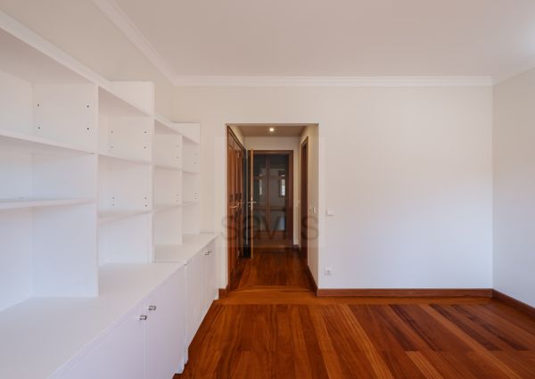 Apartamento T3+1 para arrendar em condomínio fechado na Foz