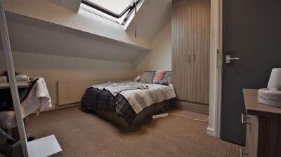 4 bedroom House in Meadow View, Leeds - Photo 2