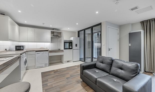 Stylish 2-Bedroom, 2-Bathroom City Centre Apartment Close to Hallam University - Photo 1