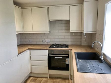 3 bedroom semi-detached house to rent - Photo 3