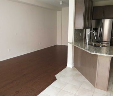 For Lease - 15 Durblee Avenue, Aurora, Ontario - Photo 2