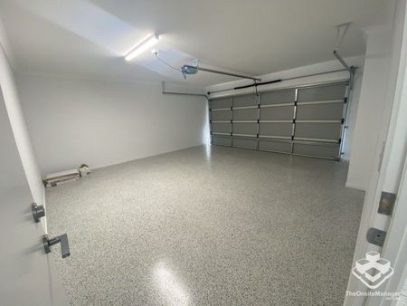 Modern Family Home - Photo 2