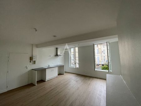 Location Appartement 1 pièce 28m² FONTENAY LE COMTE 85200 - Photo 4