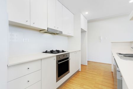 Unfurnished 2 bedroom apartment with parking - Photo 2