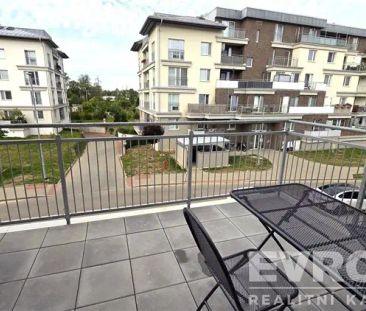 Moderní a světlý byt 2+kk s terasou, garážovým stáním a sklepem, no... - Fotografie 2