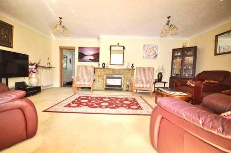 Blackthorn Close, Crawley, West Sussex, RH11 - Photo 3