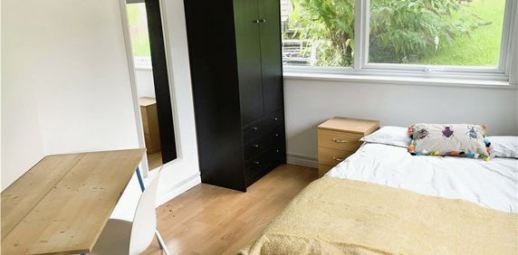 Guildford Park Avenue, Guildford, Surrey, GU2 7NN - Photo 2