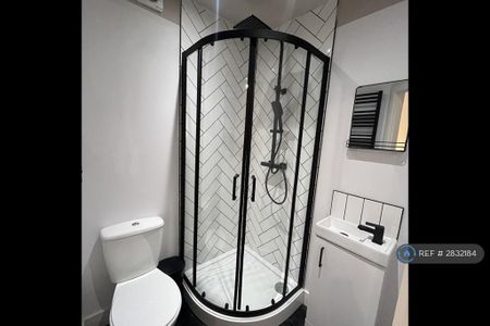 1 bedroom in a house share to rent - Photo 5