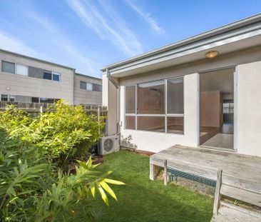 Sunny 1 Bedroom Townhouse with Courtyard - Photo 3