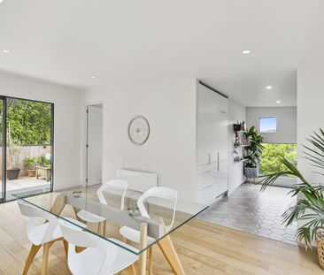EQUISITE MODERN LIVING! SO CLOSE TO THE CITY. - Photo 3