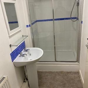 3 bedroom flat share to rent - Photo 2