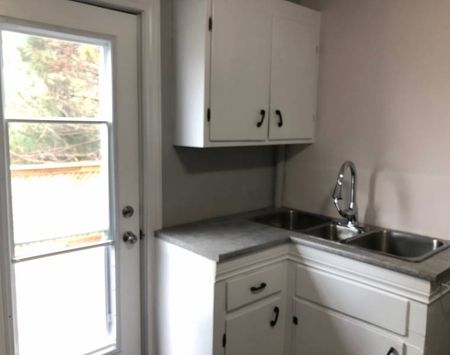 Kline - 1 Bedroom Upper Level Flat just off Quinpool! - Photo 4