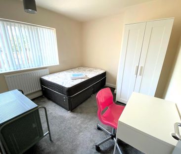 4 bedroom semi-detached house to rent - Photo 5