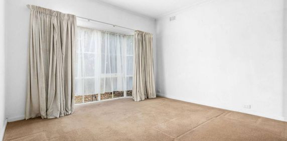 CUTE & COSY 3 BEDROOM HOME IN FAMILY FRIENDLY LOCATION - Photo 2