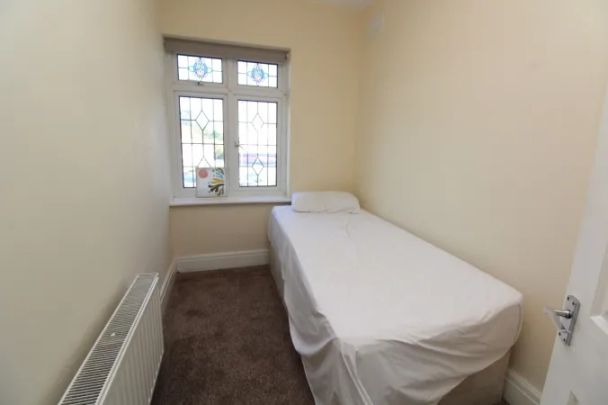 RM1, Eastern Avenue East, Romford - Photo 1