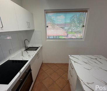 Spacious Top-Floor Unit With Aircon in Prime New Farm Location – Wa... - Photo 4