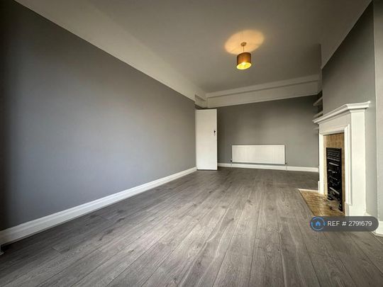 3 bedroom flat to rent - Photo 1