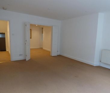 4 bedroom flat to rent - Photo 2