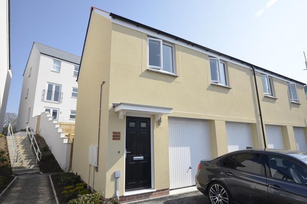 2 bedroom coach house to rent - Photo 1