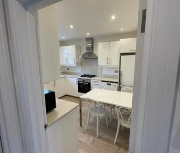 3 bedroom flat to rent - Photo 6
