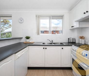 Stylish Top Floor Apartment in Secure Complex - Photo 2