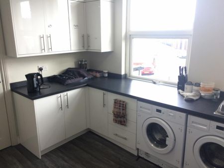 1 bedroom in a flat share to rent - Photo 3