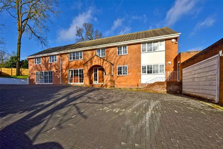 Detached and spacious family home offering flexible accommodation, conveniently located in the popular town of Gerrards Cross. - Photo 5