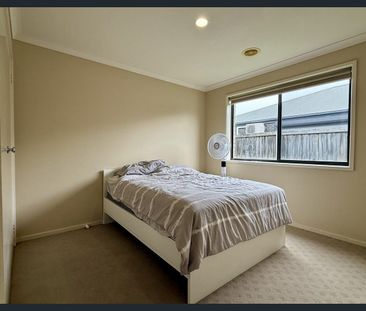 Sought after location, you don't want to miss this! - Photo 5