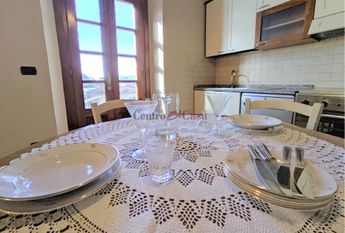 Appartamento di pregio in villa bifamiliare con ingresso indipendente, arredato