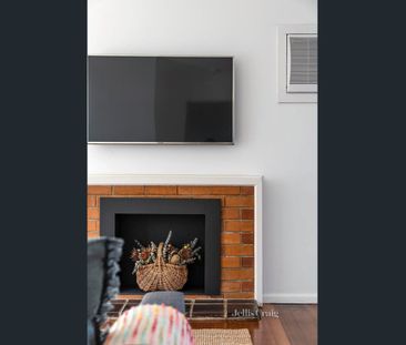 Stylish & Convenient Living in the Heart of Greensborough - Photo 2