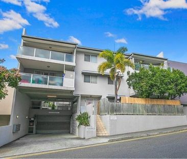 Stylish Two-Bedroom Apartment in Prime Bowen Hills Location - Photo 3